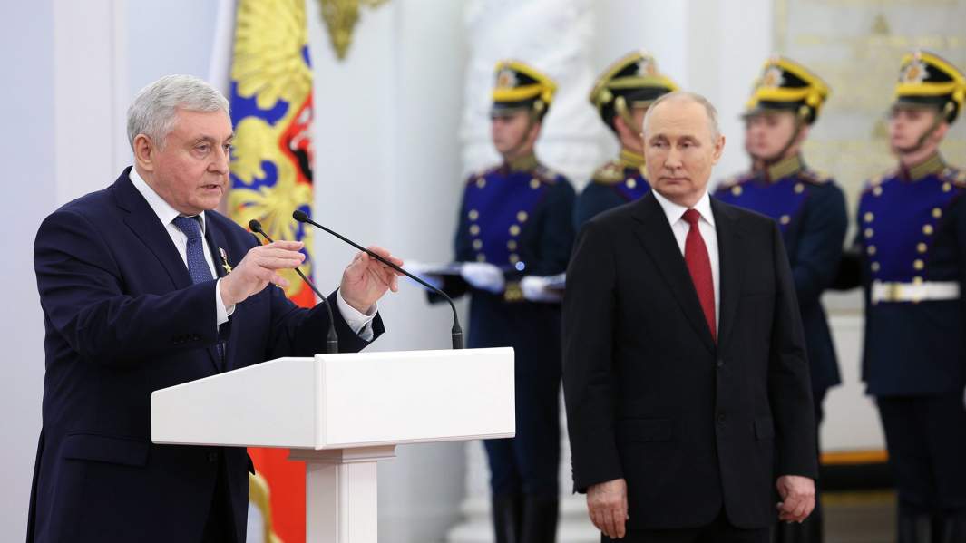 Президент РФ Владимир Путин и ученый-химик, академик РАН, руководитель центра двойных технологий «Союз»  Юрий Милехин