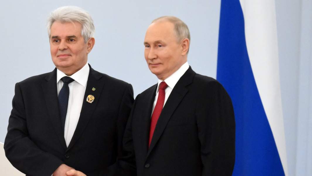 Президент РФ Владимир Путин и заместитель директора Центра фундаментальных исследований НИЦ «Курчатовский институт», доктор физико-математических наук Михаил Скорохватов