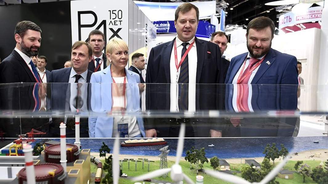 Первый заместитель председателя регионального правительства Запорожской области по экономике Андрей Козенко (слева) и временно исполняющий обязанности губернатора Запорожской области Евгений Балицкий (второй справа) в конгрессно-выставочном центре «Экспофорум»