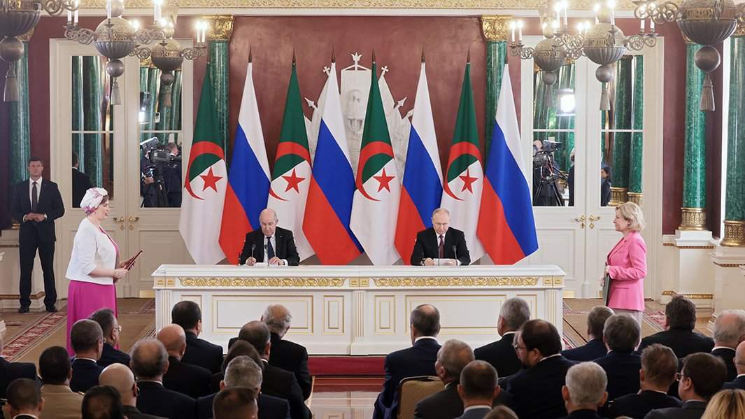 Президент РФ Владимир Путин и президент Алжира Абдельмаджид Теббун на церемонии подписания документов по итогам переговоров в Кремле