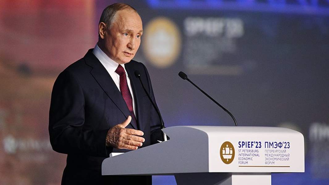 Владимир Путин выступает на пленарном заседании ПМЭФ-2023