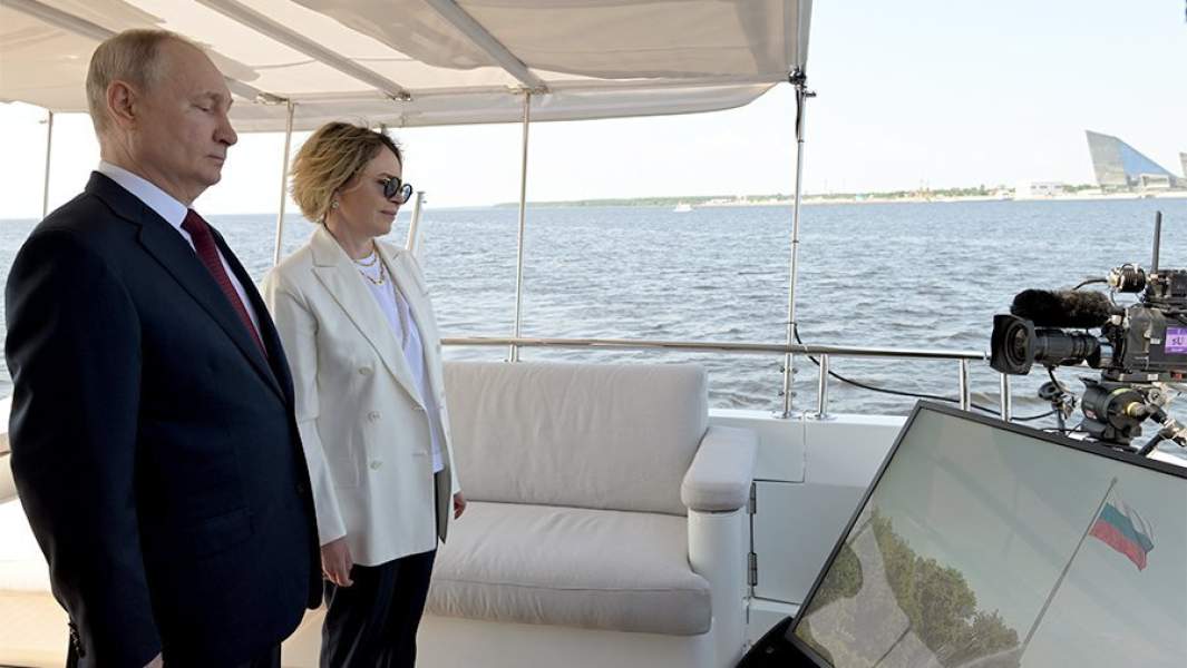 Президент РФ Владимир Путин и заместитель генерального директора компании «Газпром нефть», генеральный директор ООО «Газпром Лахта» Елена Илюхина