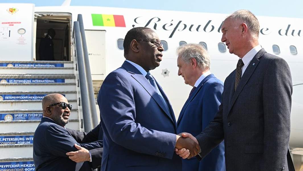 Президент Сенегала Маки Салл (второй слева) и президент Союза Коморских Островов Азали Ассумани (слева), прибывшие в Санкт-Петербург, во время церемонии встречи в аэропорту Пулково