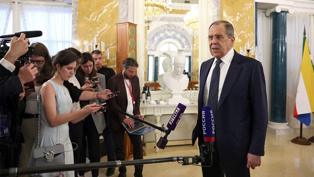 Министр иностранных дел РФ Сергей Лавров во время подхода к прессе после встречи президента РФ Владимира Путина с лидерами ряда африканских государств