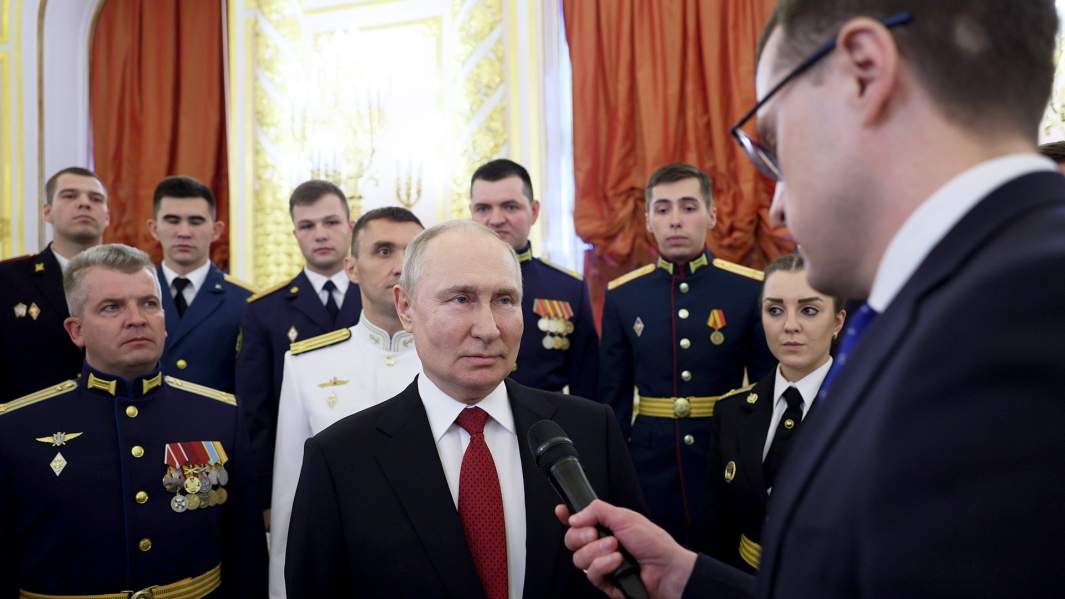 Президент РФ Владимир Путин на встрече с выпускниками высших военно-учебных заведений