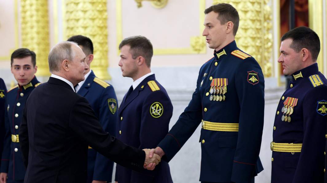Президент РФ Владимир Путин на встрече с выпускниками высших военно-учебных заведений