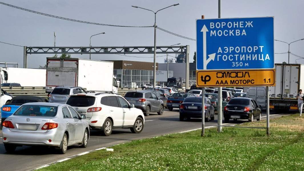 Автомобили на трассе М-4 «Дон» в Воронежской области, 24 июня 2023 года