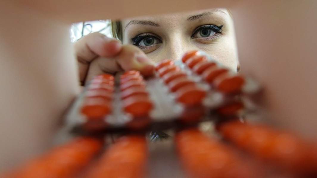 Фармацевт отпускает лекарства в аптеке