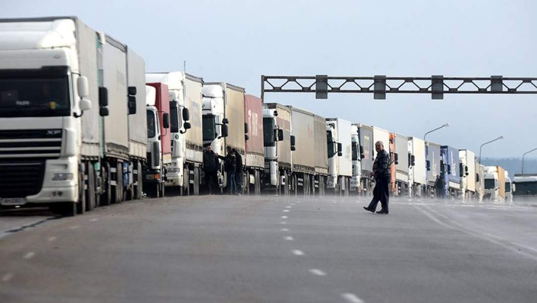 Очередь грузовых автомобилей на контрольно-пропускном пункте 