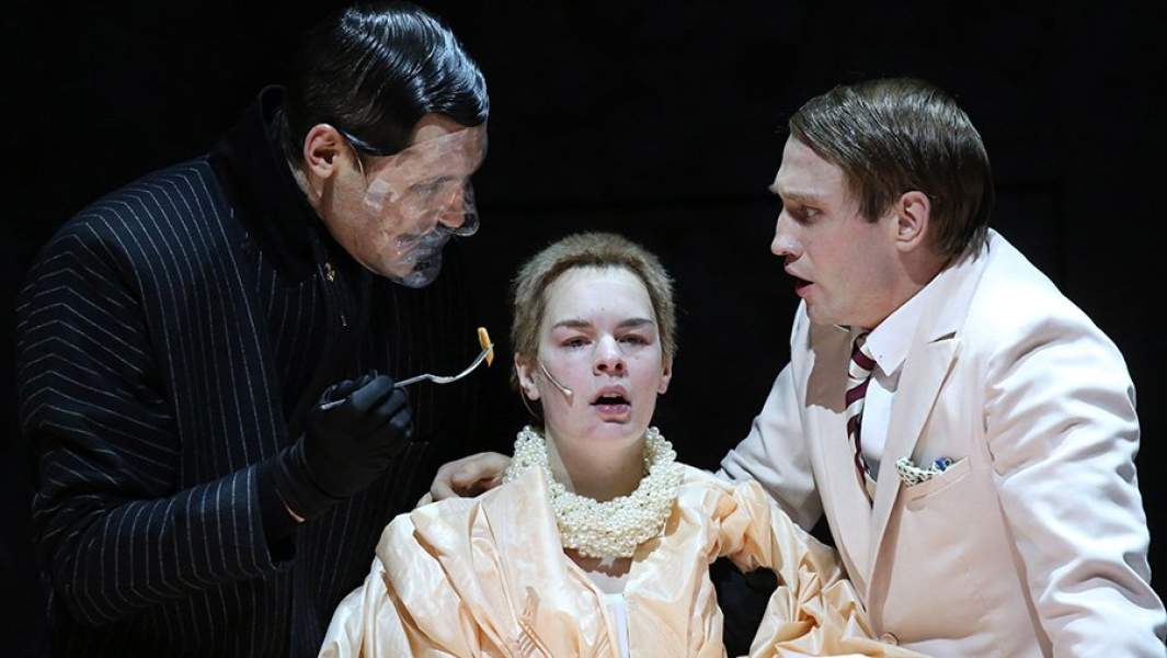 Актеры Сергей Епишев, Дарья Урсуляк и Михаил Тройник в спектакле «Ивонна, принцесса Бургундская»