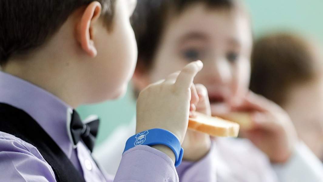 Ученики школы во время обеда в столовой