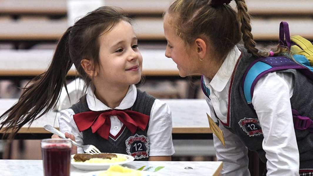 Ученицы во время обеда в школьной столовой