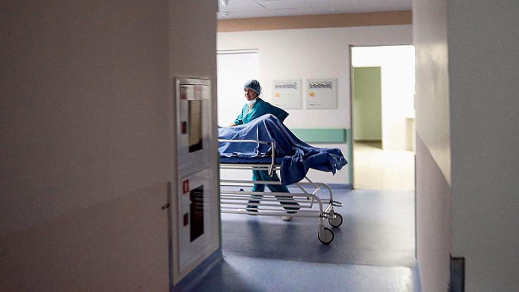 пациента везут в операционную