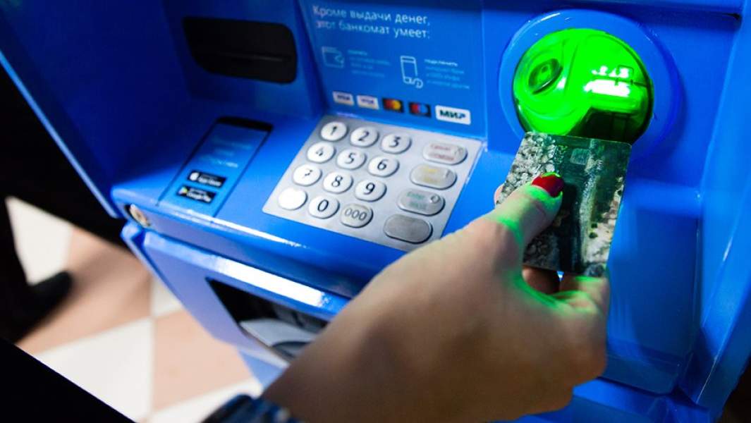 Девушка у банкомата