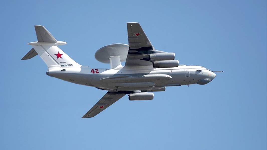 Самолет дальнего радиолокационного обнаружения и управления А-50 «Таганрог» на полигоне Алабино во время совместной подготовки пеших расчетов и механизированной колонны к участию в параде Победы 9 мая на Красной площади. 2019 год