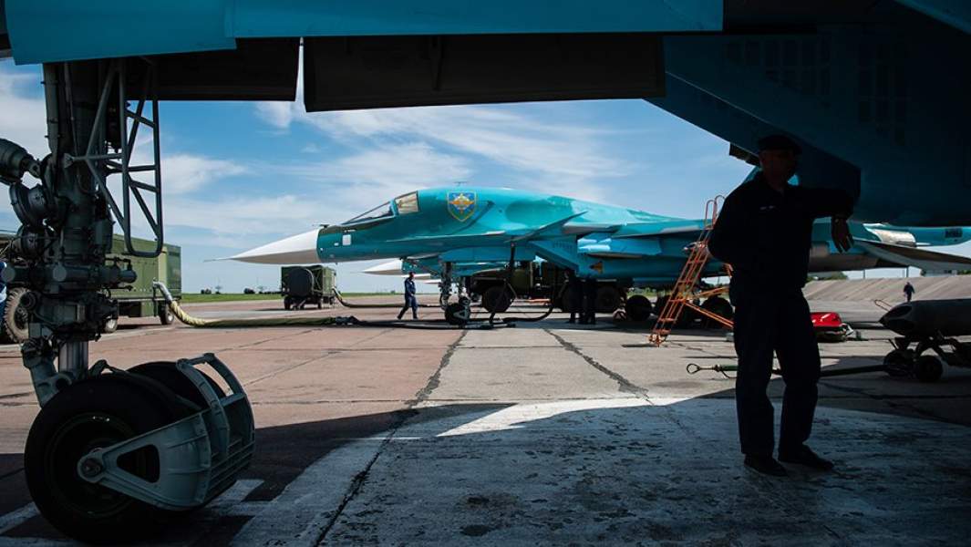 Летно-тактические учения многофункционального истребителя-бомбандировщика Су-34 с применением неуправляемых авиационных ракет и авиационных бомб С-13 на военном аэродроме Шагол
