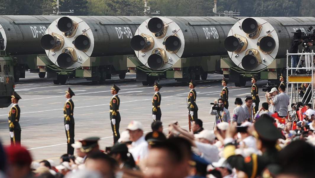 Военные автомобили с межконтинентальной баллистической ракетой (МБР) DF-5B ВВС КНР