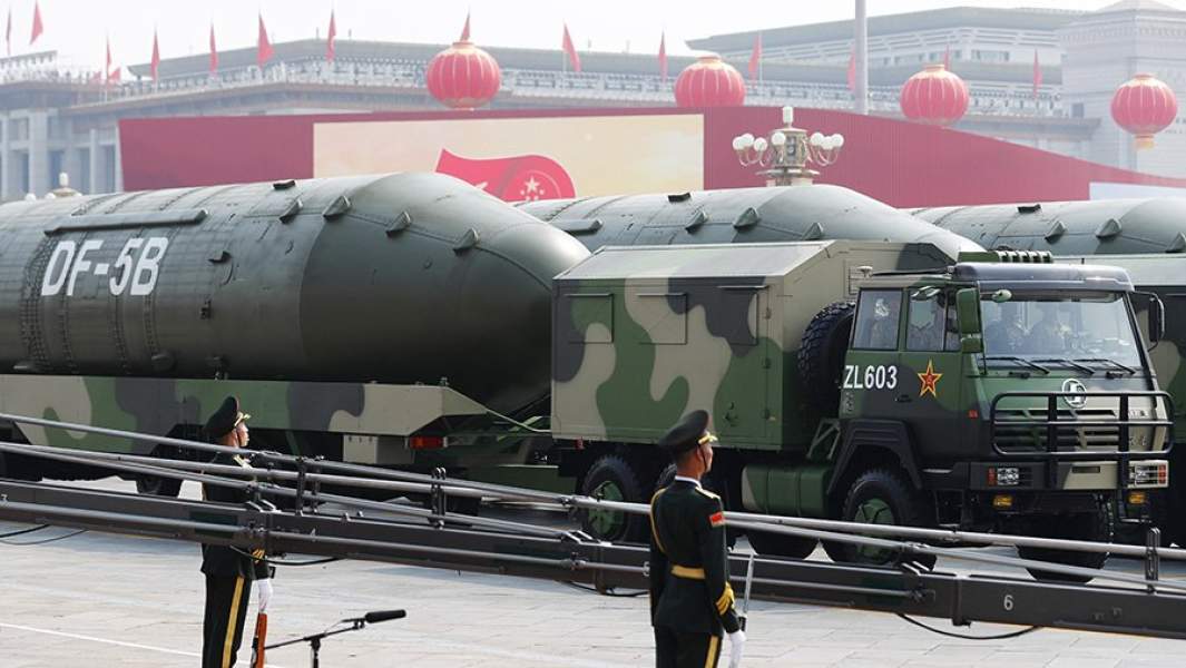 Военные машины с межконтинентальной баллистической ракетой DF-5B ВС КНР