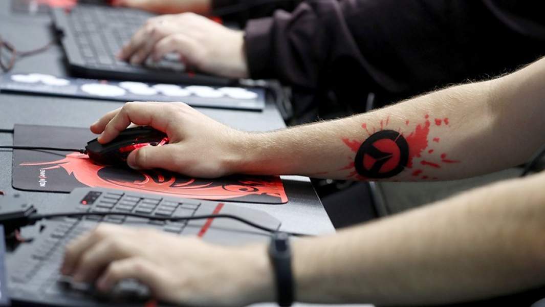 геймер руки игра 