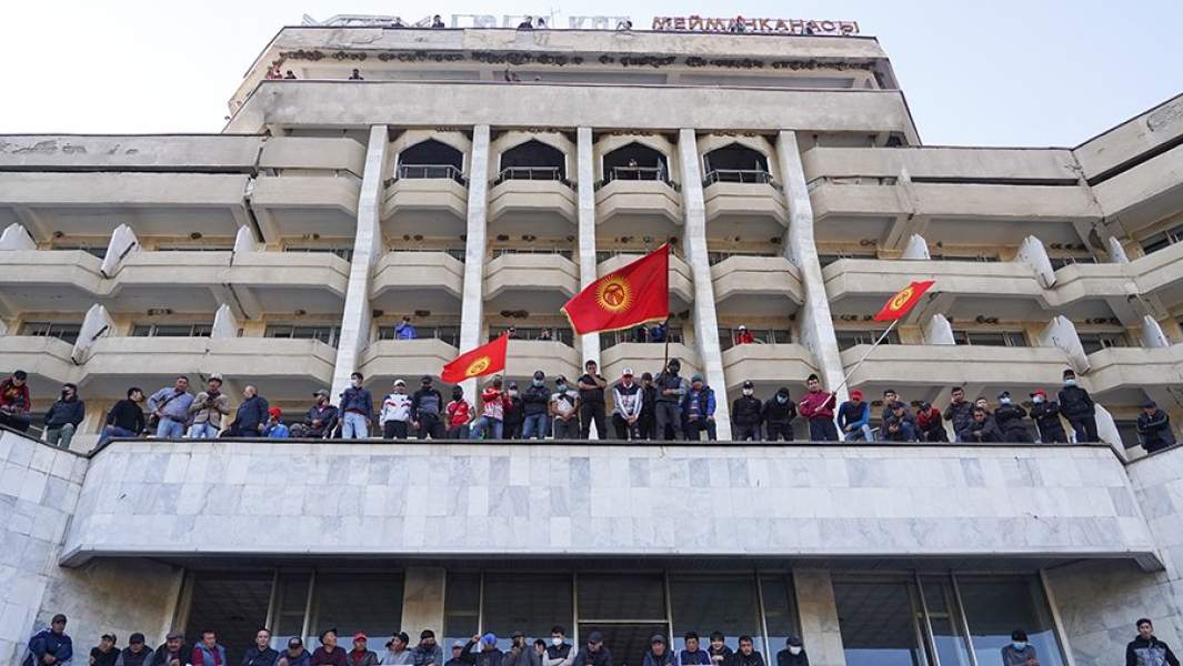 Митинг у гостиницы «Иссык-Куль» с требованием об отставке парламента в Бишкеке, Киргизия, 2020 год