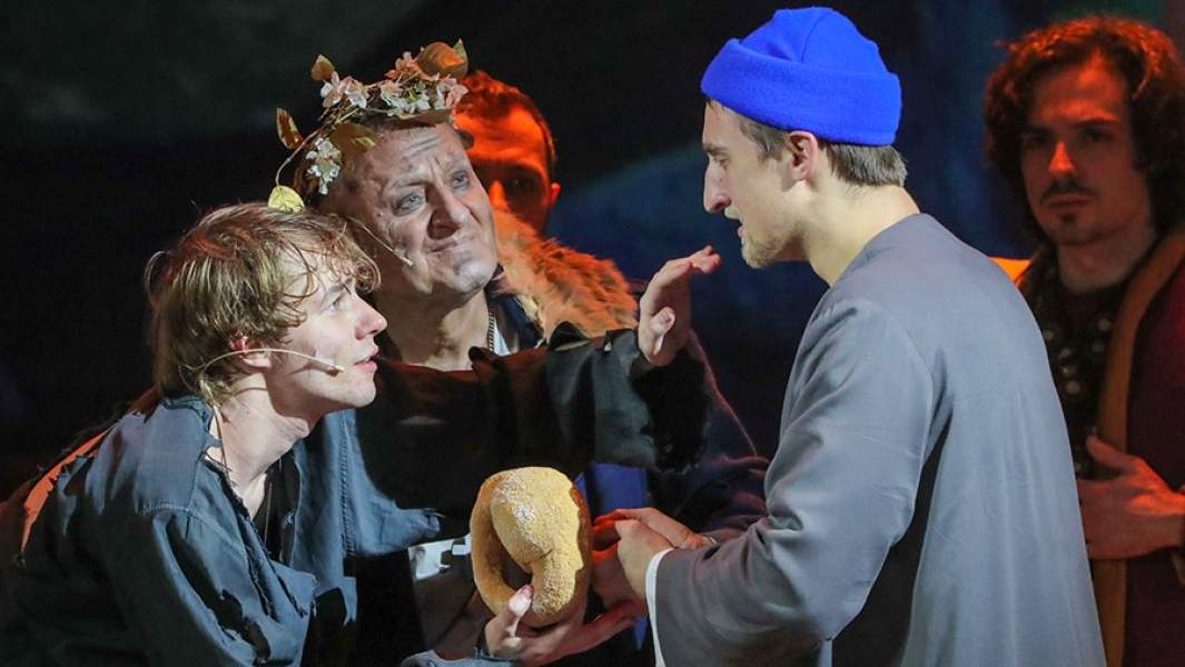 Сцена из спектакля «Лавр» в МХАТе имени Горького