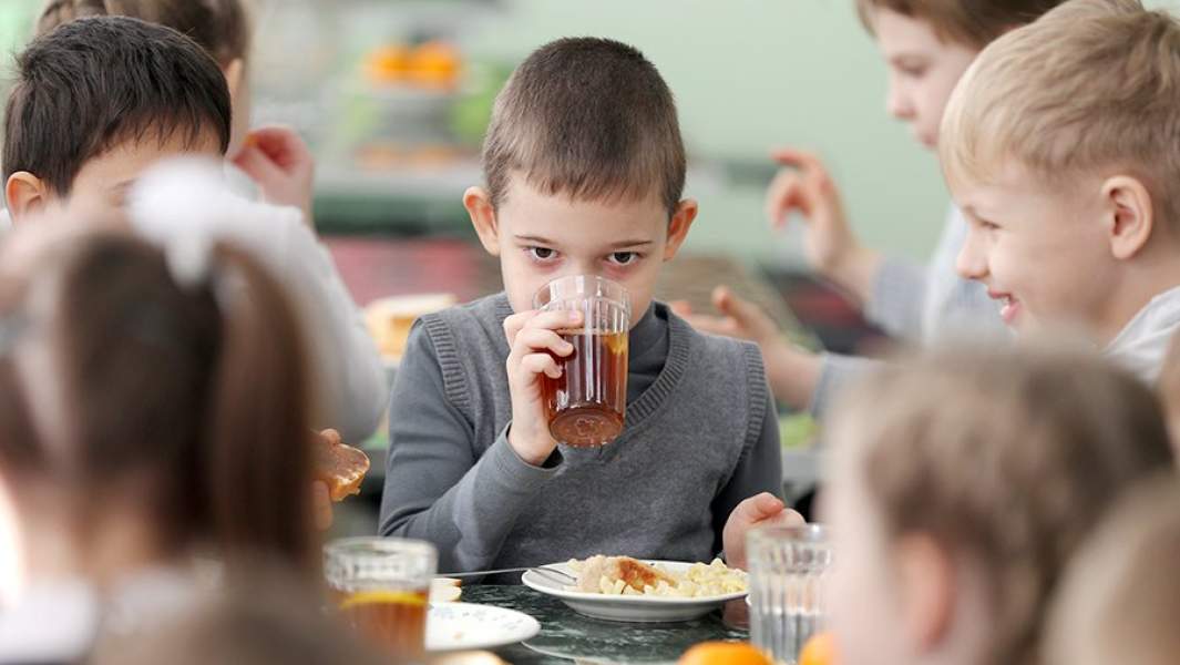 Ученики школы во время обеда в столовой