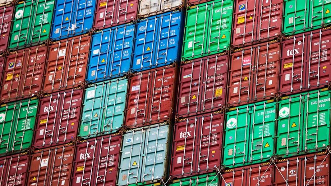 контейнеры в торговом порту