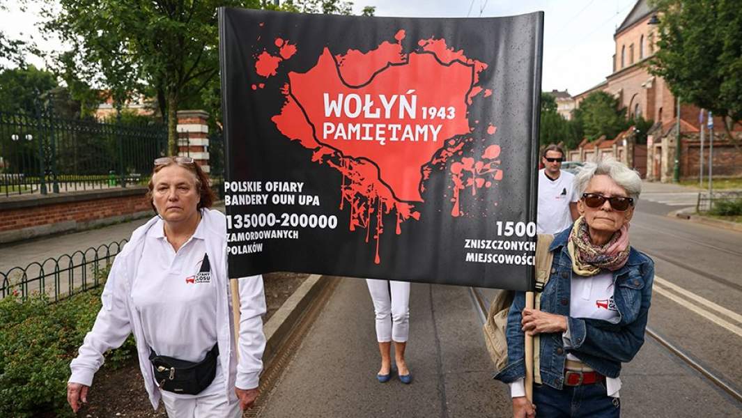 Los participantes marchan hacia el cementerio de Rakowice en Cracovia, Polonia, el 11 de julio de 2022. El 11 de julio, Polonia celebra el "Día Nacional de Conmemoración de las víctimas del genocidio cometido por nacionalistas ucranianos contra ciudadanos de la Segunda República Polaca"