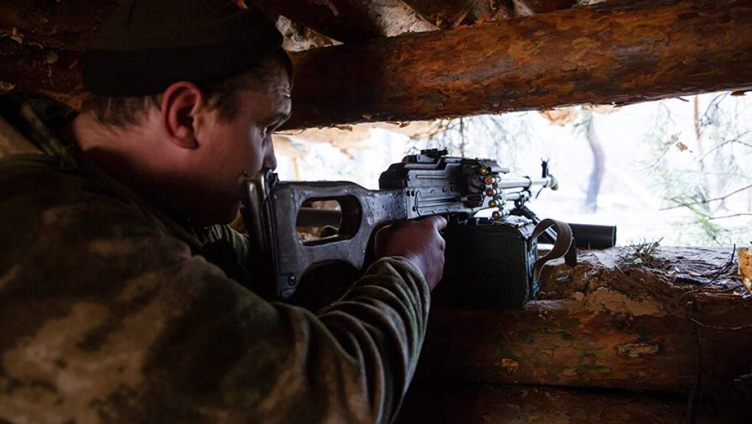 Военнослужащий добровольческого батальона БАРС-13 «Русский мир» на позиции отряда в окрестностях города Кременная