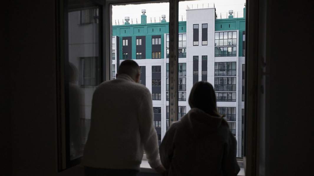 Семейная пара во время осмотра квартиры в жилом комплексе