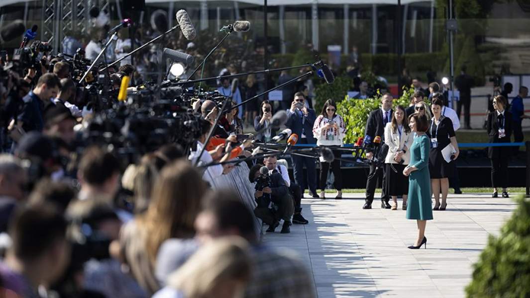 Майя Санду общается с журналистами во время саммита Европейского политического сообщества