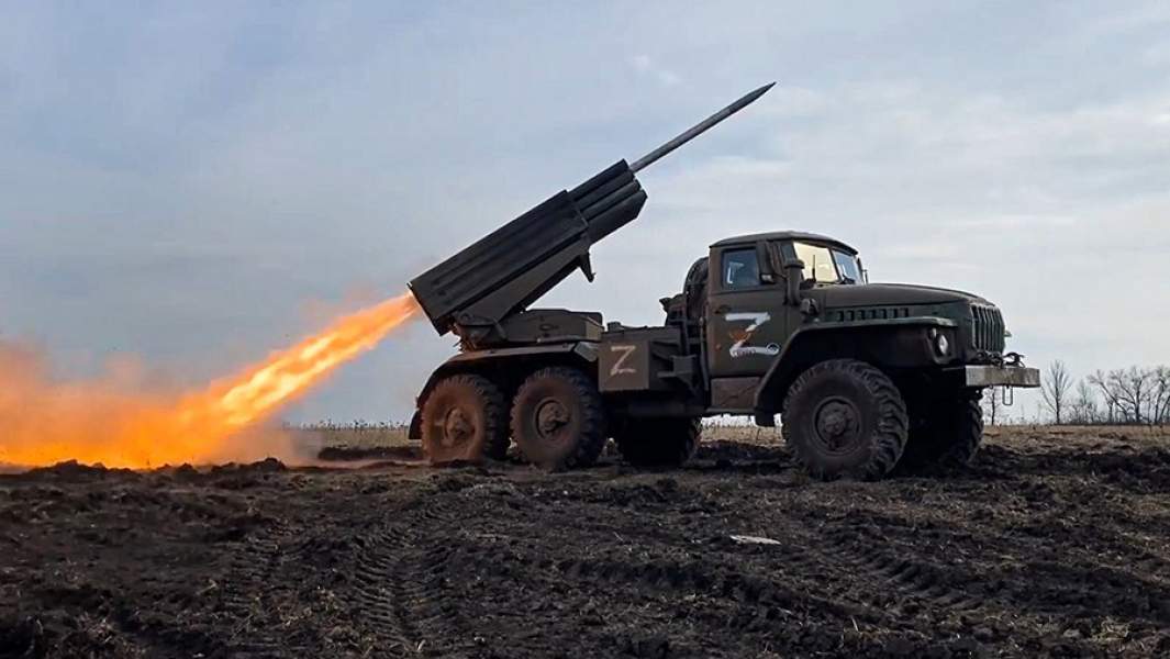 Боевая работа расчетов реактивной системы залпового огня «Град» по уничтожению объектов замаскированных позиций ВСУ в зоне проведения специальной военной операции