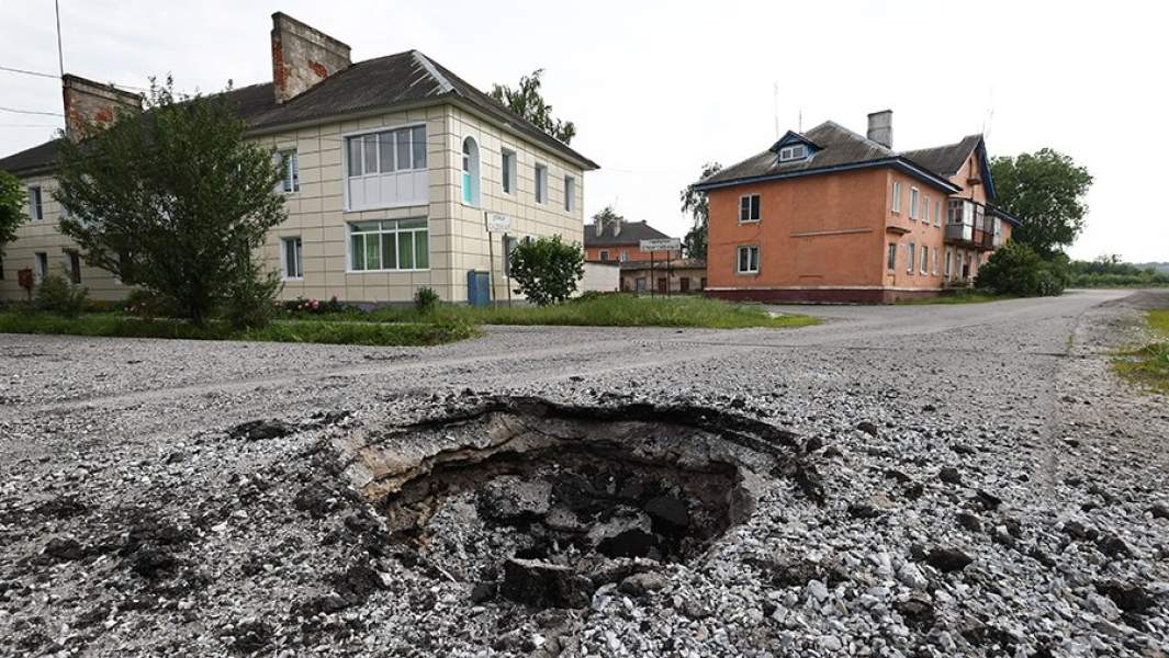 Воронка от снаряда ВСУ на Садовой улице в Шебекино