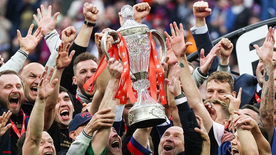 Игроки команды ЦСКА радуются победе в матче