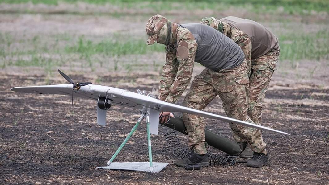 Военнослужащие Центрального военного округа во время работы расчетов разведывательного беспилотного летательного аппарата «Суперкам» на Красно-Лиманском направлении