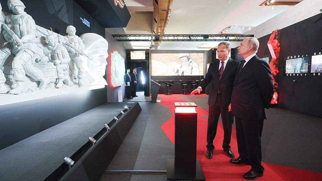 Президент России Владимир Путин и директор Центрального музея Великой Отечественной войны 1941–1945 гг. Александр Школьник во время посещения экспозиции «Битва за Москву. Первая Победа!» в Музее Победы