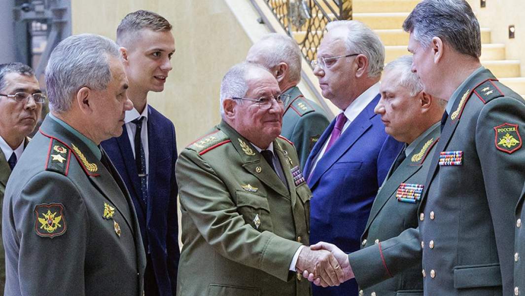  Министр обороны РФ Сергей Шойгу (слева) и министр Революционных вооруженных сил Республики Куба Альваро Лопес Мьера (в центре) во время церемонии встречи в Министерстве обороны РФ