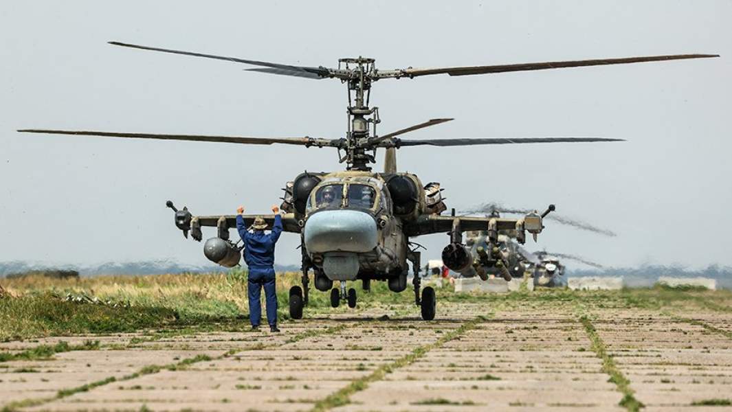 Военнослужащий около разведовательно-ударного вертолета Ка-52 «Аллигатор» во время боевой работы на Запорожском направлении СВО