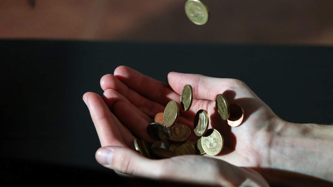 руки монеты
