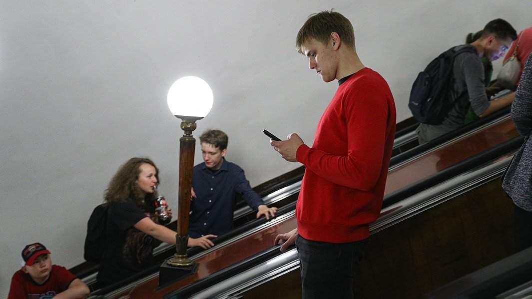 человек с телефоном в метро