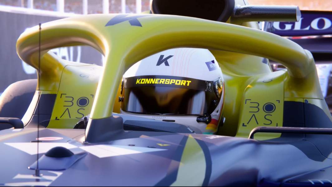 пилот в шлеме