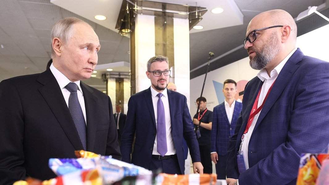 Путин на выставке 