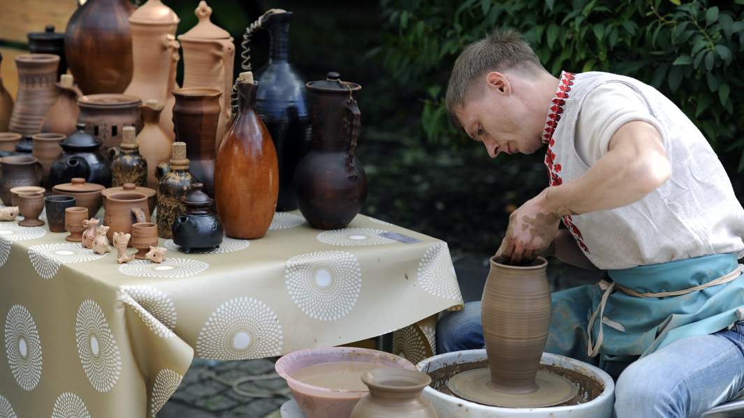 Ремесленники сток. Ремесленники самозанятые. Столярная мастерская. Гончар керамист. Гончарный круг балхар.