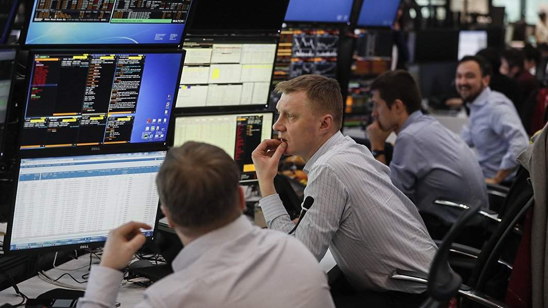 сотрудники компании за компьютерами