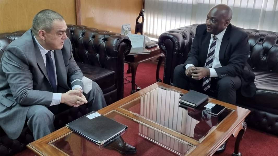 Экс-посол Румынии в Кении Драгош Виорел Цигэу (слева)