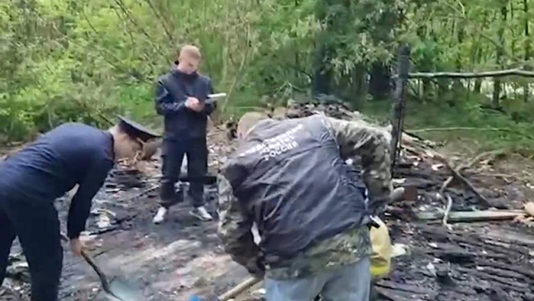 Сотрудники СК РФ на месте сгоревшего сарая в Раменском 