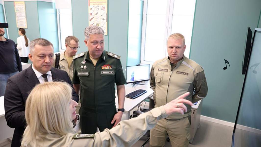 Заместитель министра обороны РФ Тимур Иванов и губернатор Иркутской области Игорь Кобзев во время посещения строящегося в Иркутске Суворовского военного училища