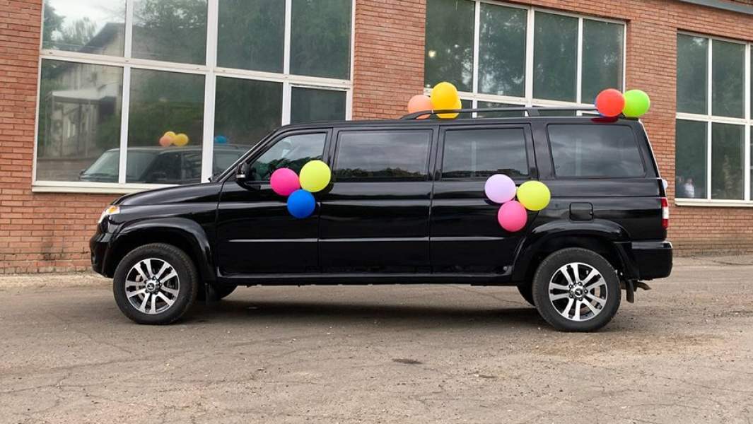 За счет в центральной части кузова, лимузин длиннее обычного «Патриота» на 78 см. Общая длина машины составляет почти 5,5 м, из которых более 3,5 м приходится на колесную базу