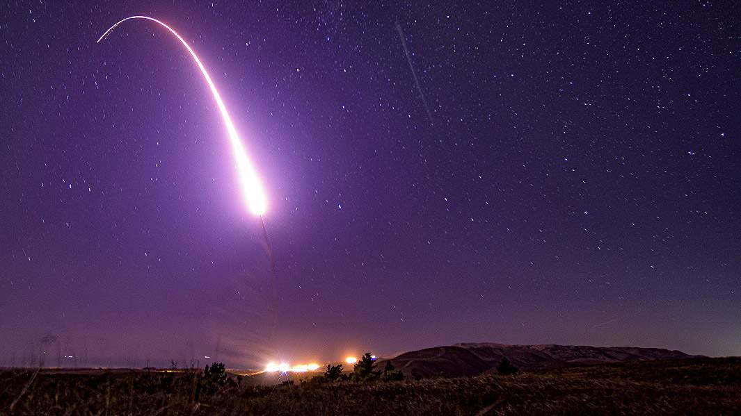 Запуск невооруженной межконтинентальной баллистической ракеты Minuteman III во время эксплуатационных испытаний на базе ВВС Ванденберг, Калифорния, США