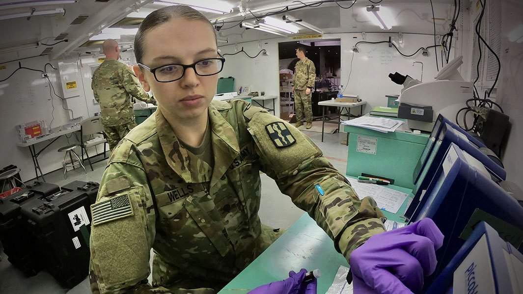 Сотрудник полевой лаборатории США